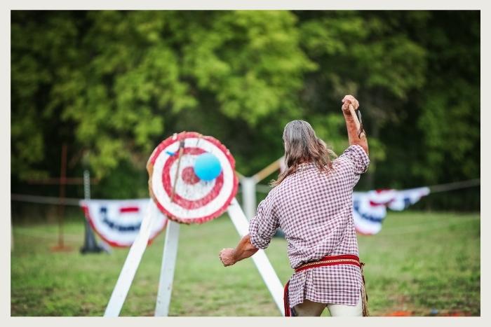 a-fun-experience-gift-for-a-man-is-an-axe-throwing-party