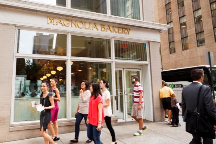 foodie-approved-nyc-tour-women-outside-of-magnolia-bakery