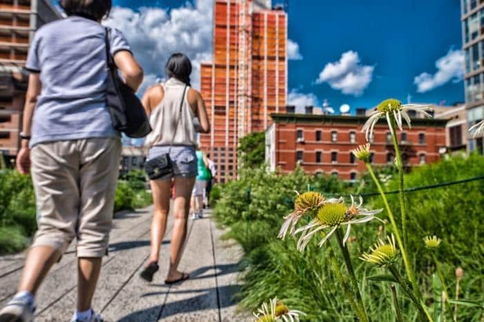 mom and daughter walking highline in nyc