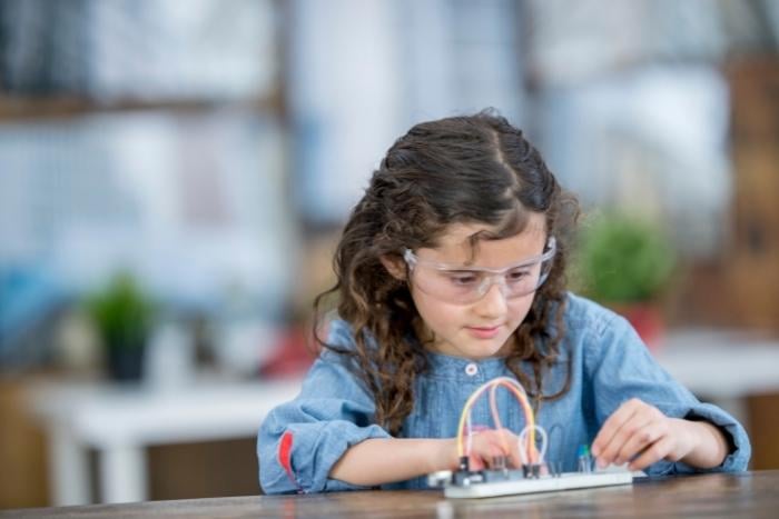 kid-using-a-science-kit-as-a-fun-experience-gift