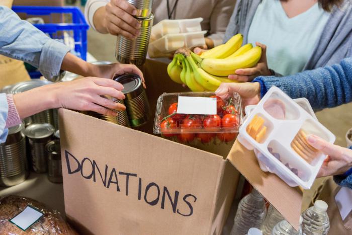 helping-at-food-bank